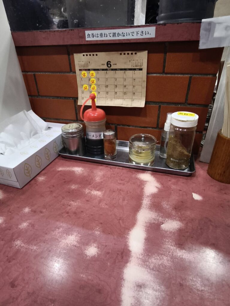 ニューラーメンショップ大宮東口店の卓上調味料