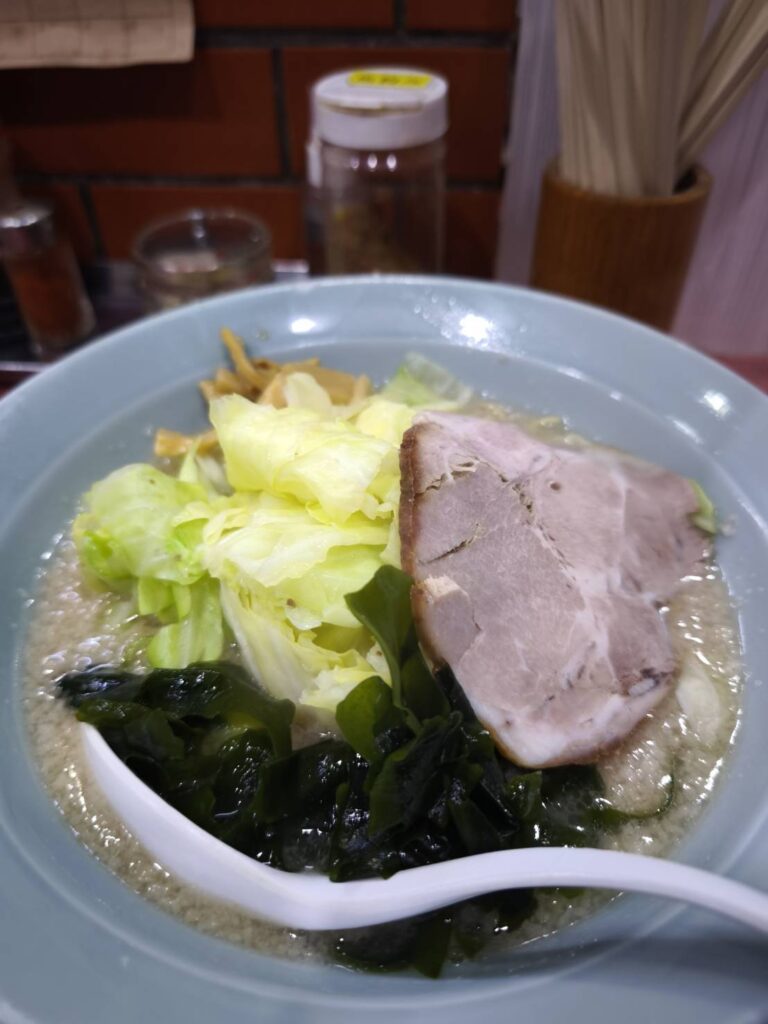 ニューラーメンショップ大宮東口店の醤油ラーメン。トッピングキャベツ