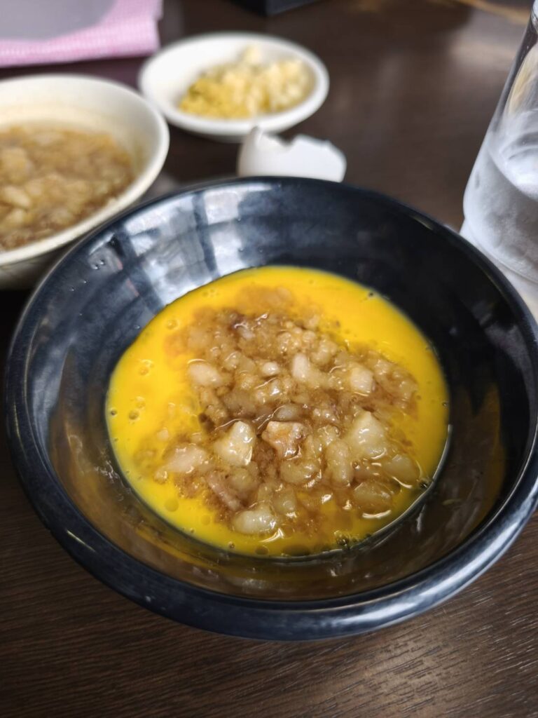 ラーメンどでん大宮店の溶いた生卵に脂