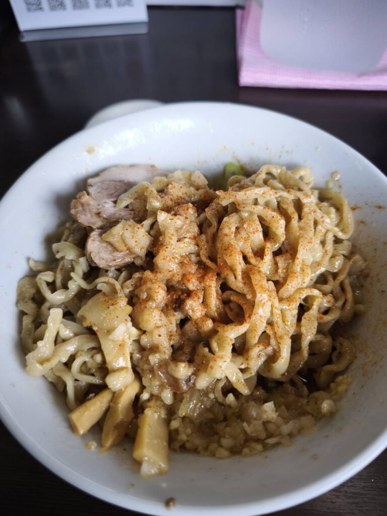 ラーメンどでん大宮店の冷やし油そばに一味を追加
