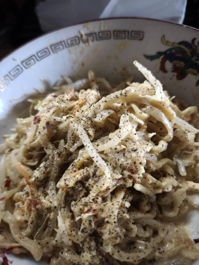 豚山大宮店の冷やし中華にブラックペッパー
