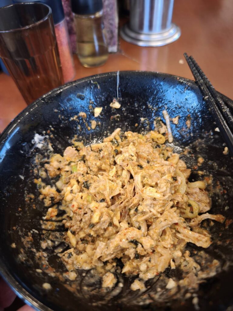 それいけ!たかちゃんラーメン古河本店の豚をほぐす