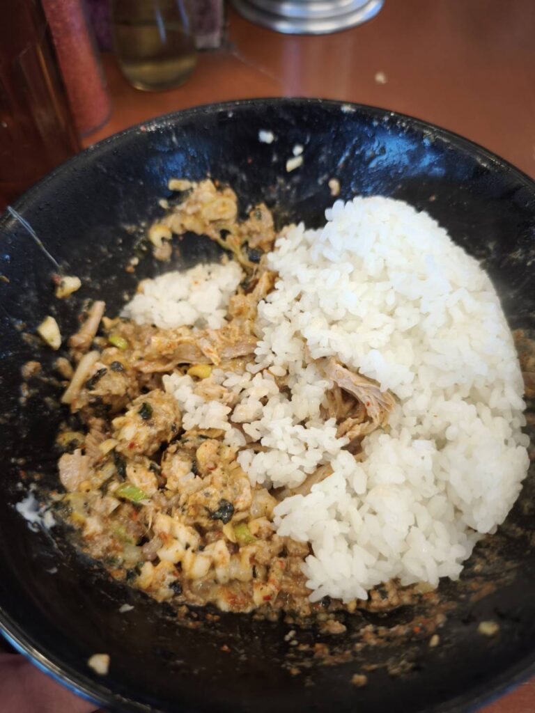 それいけ!たかちゃんラーメン古河本店の冷やし台湾まぜそばに追い飯投入