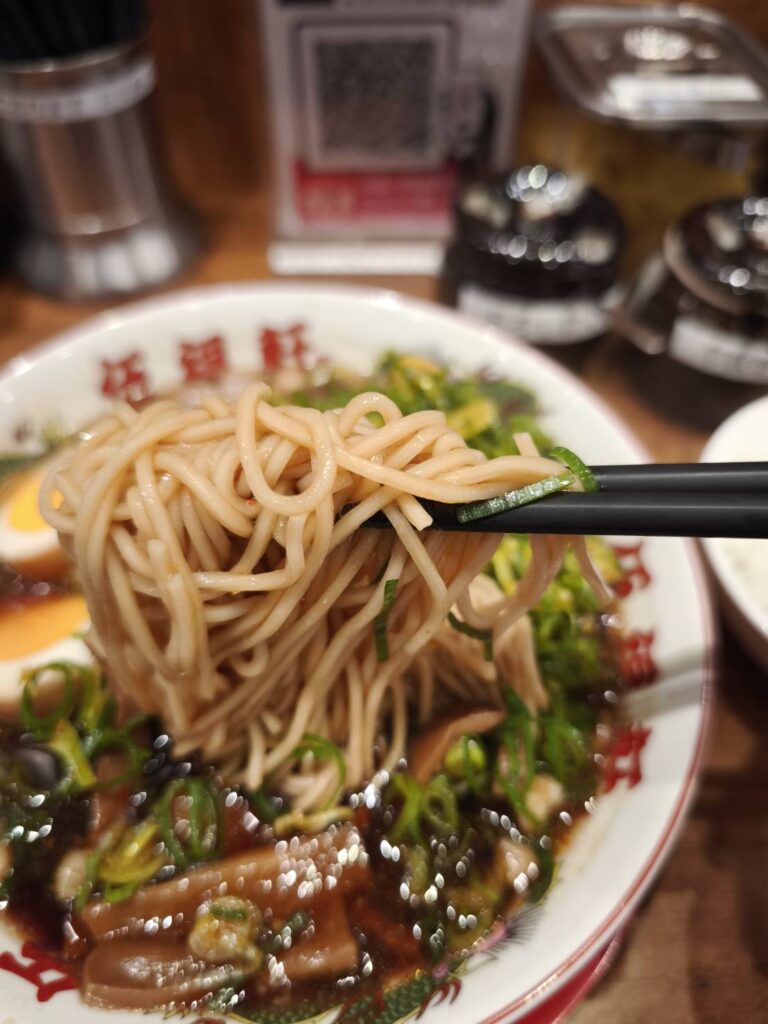 伍福軒大宮東口店の中太ストレート麺