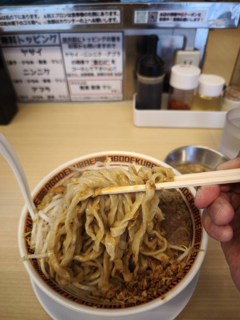 顎で喰らえ春日部店の味噌汁なしの麺