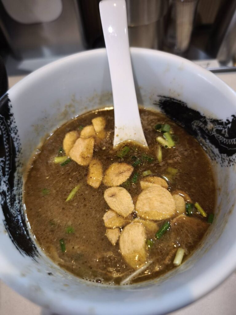 麺屋 扇 SENのつけ汁にガーリックチップを投入