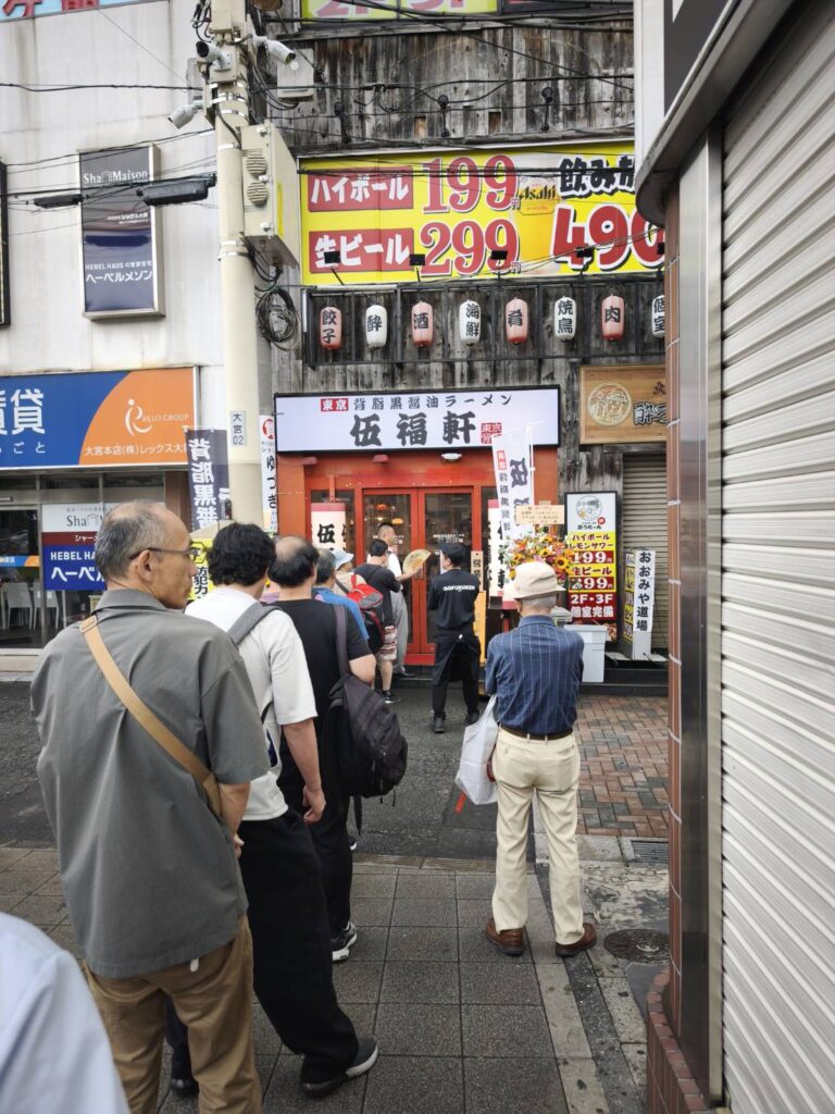 伍福軒大宮東口店の並び