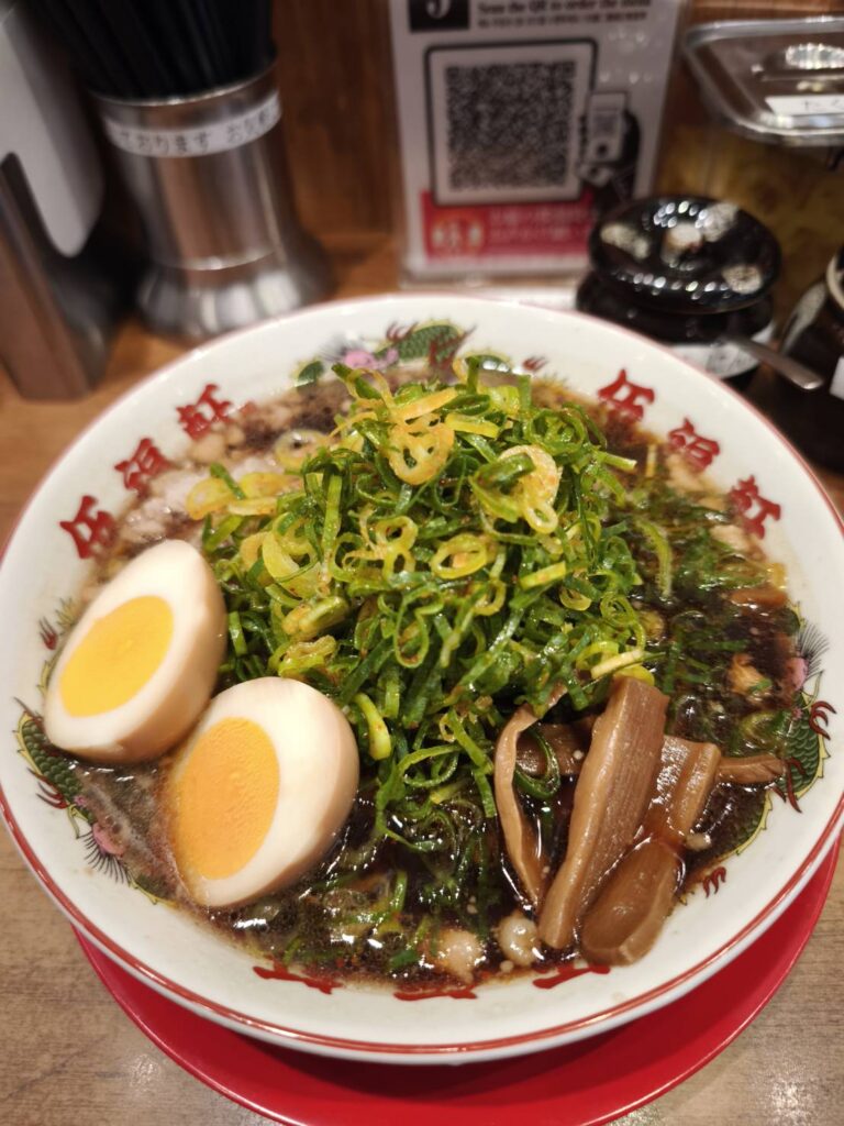 伍福軒大宮東口店のラーメンに味玉辛ネギトッピング