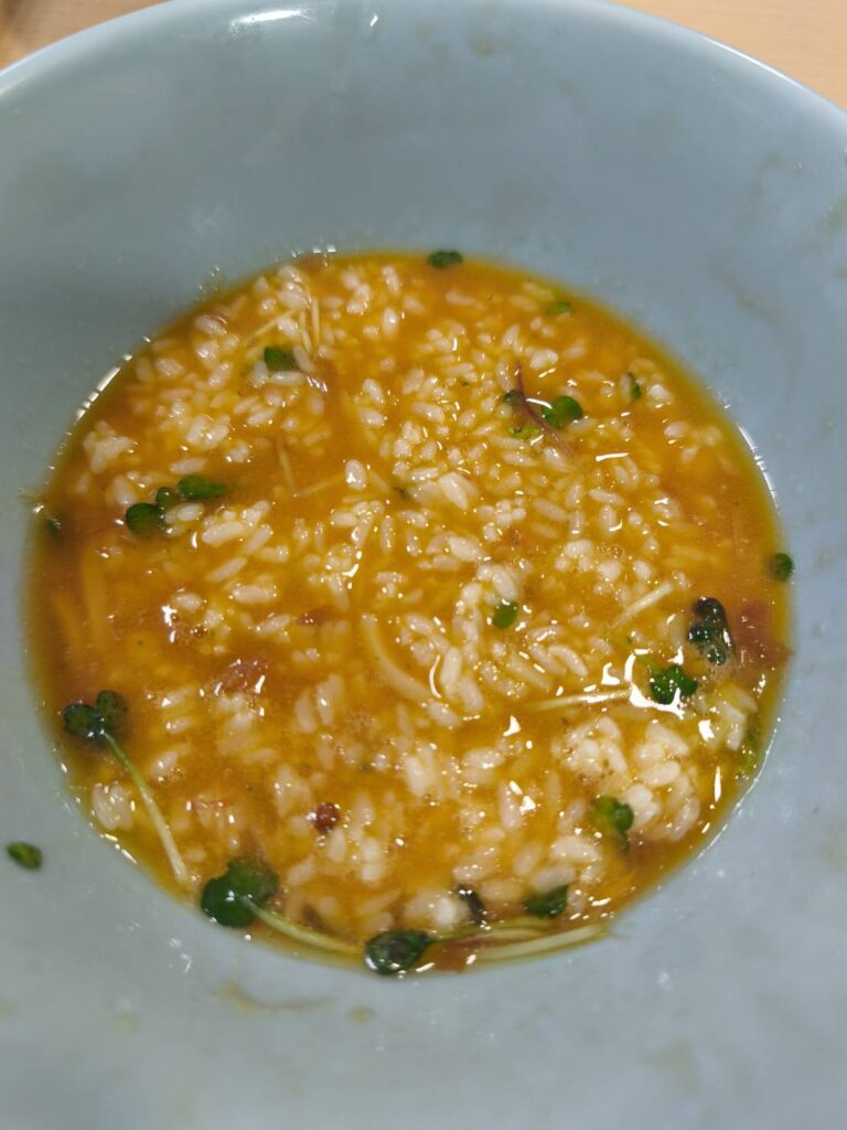 ゴールデンタイガーお食事ちゅうぼうそごう大宮店の薬味TKMに追飯を投入