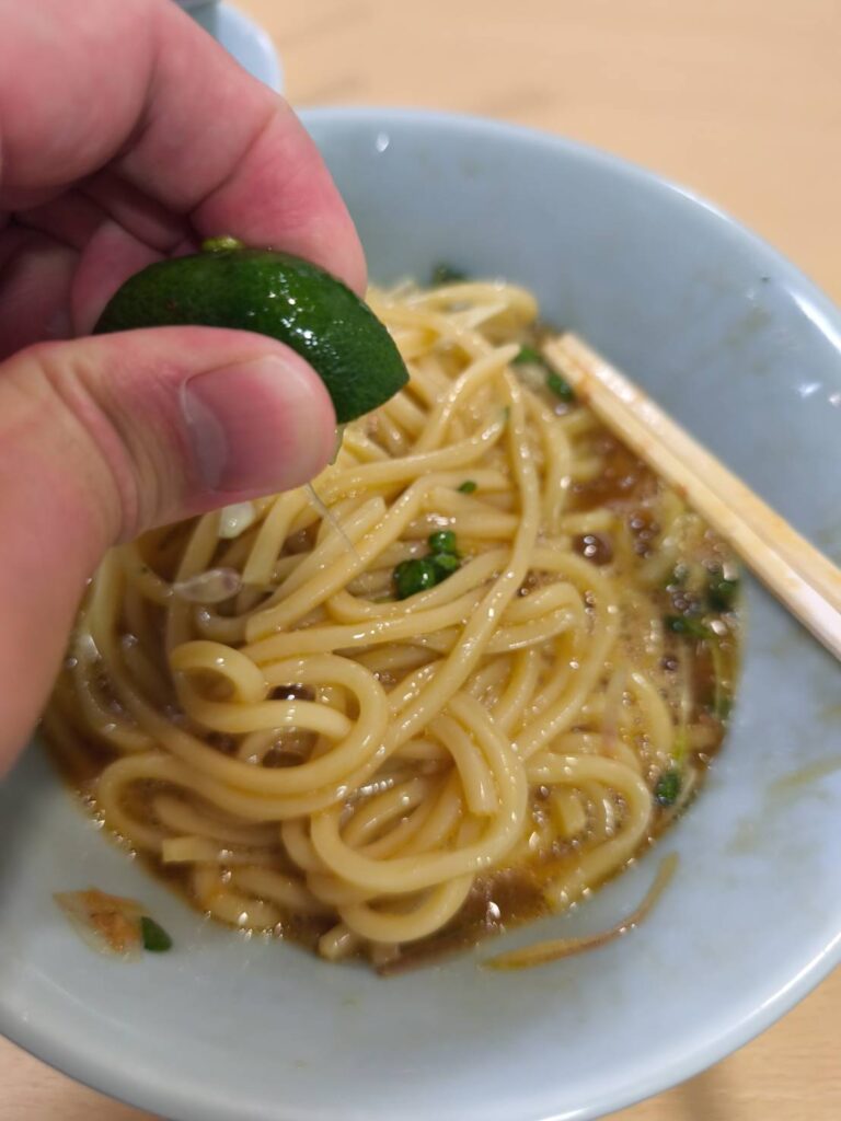 ゴールデンタイガーお食事ちゅうぼうそごう大宮店の薬味TKMに酢橘を一絞り