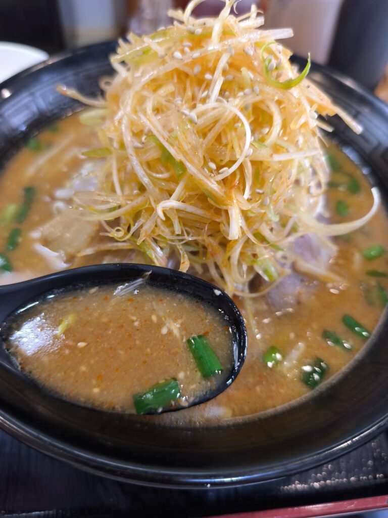 麺屋光の辛味噌ネギラーメンのスープ