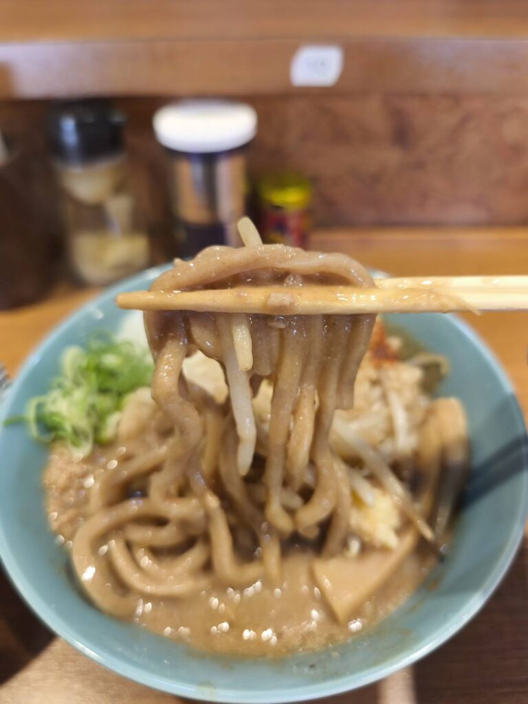 寿製麺よしかわ 川越店の凶暴な特濃味噌ラーメン麺リフト
