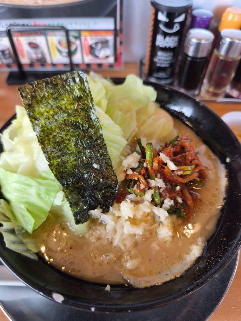 らあめん花月嵐 上尾原市店の味噌ラーメンに壺にらとにんにくをイン