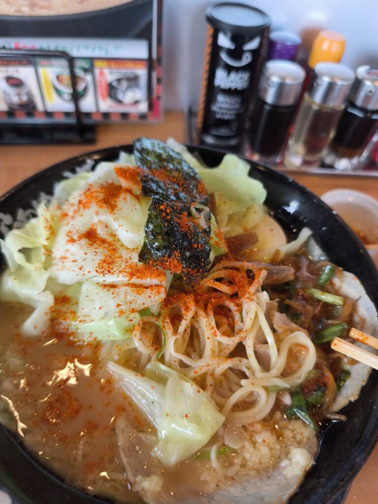 らあめん花月嵐 上尾原市店の味噌ラーメンに一味を振りかける