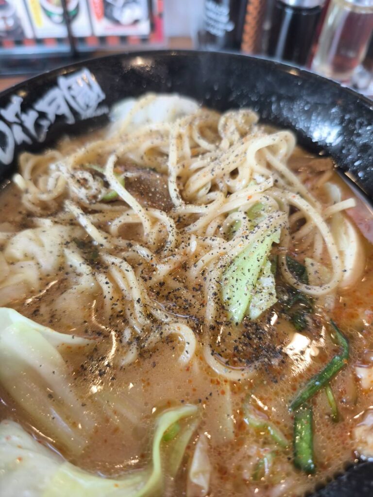 らあめん花月嵐 上尾原市店の味噌ラーメンにブラックペッパーを振りかける
