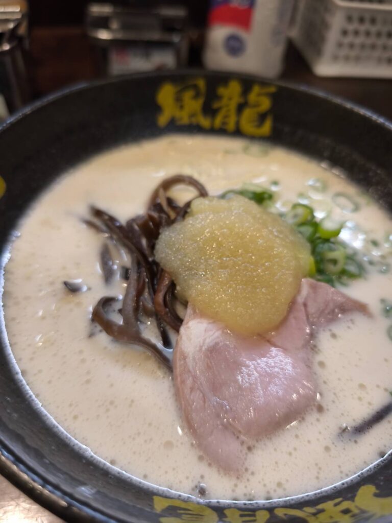 とんこつラーメン 博多風龍 大宮東口駅前店のラーメンにニンニクをイン