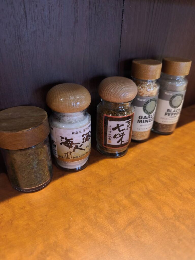 手打式特級多加水 御影麺 鏑矢の卓上調味料