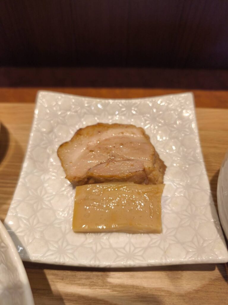 手打式特級多加水 御影麺 鏑矢のチャーシューとメンマ