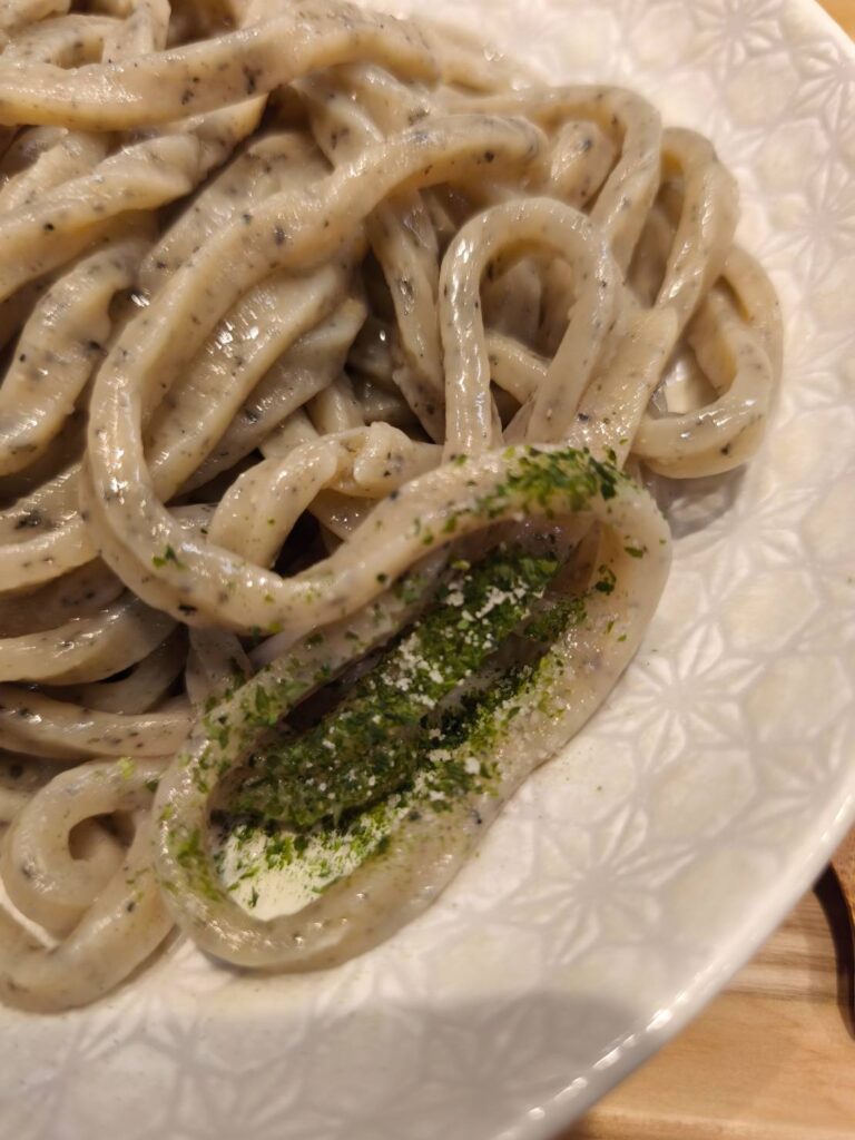 手打式特級多加水 御影麺 鏑矢の麺に藻塩を一振