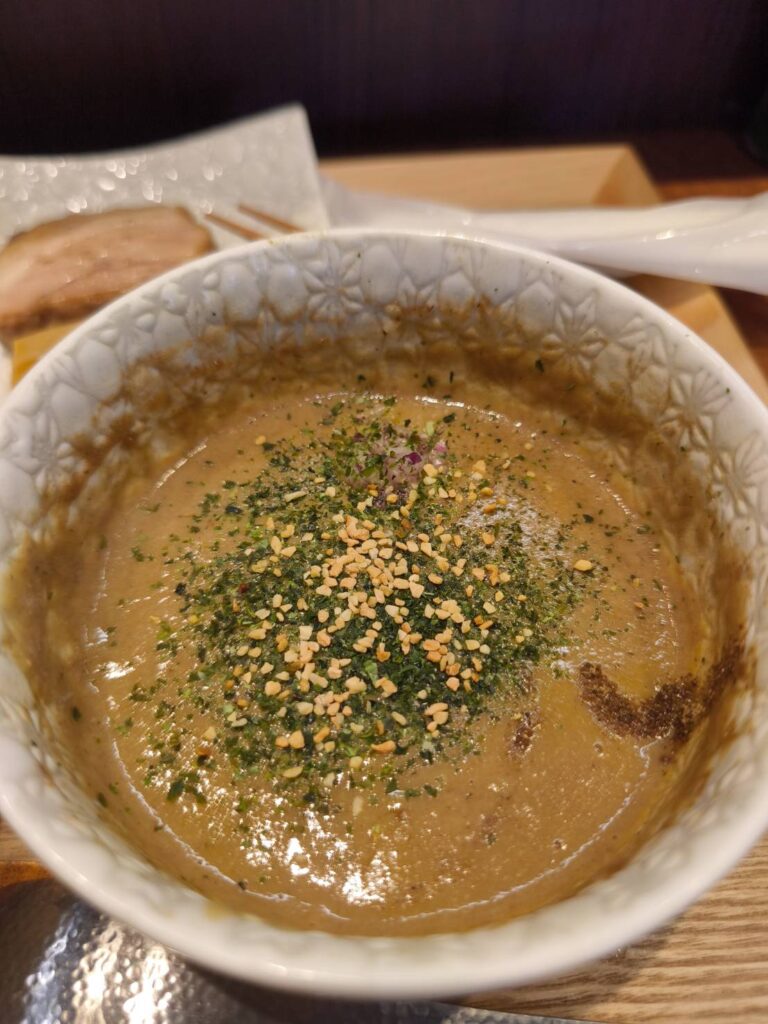 手打式特級多加水 御影麺 鏑矢のつけ汁に藻塩を入れる