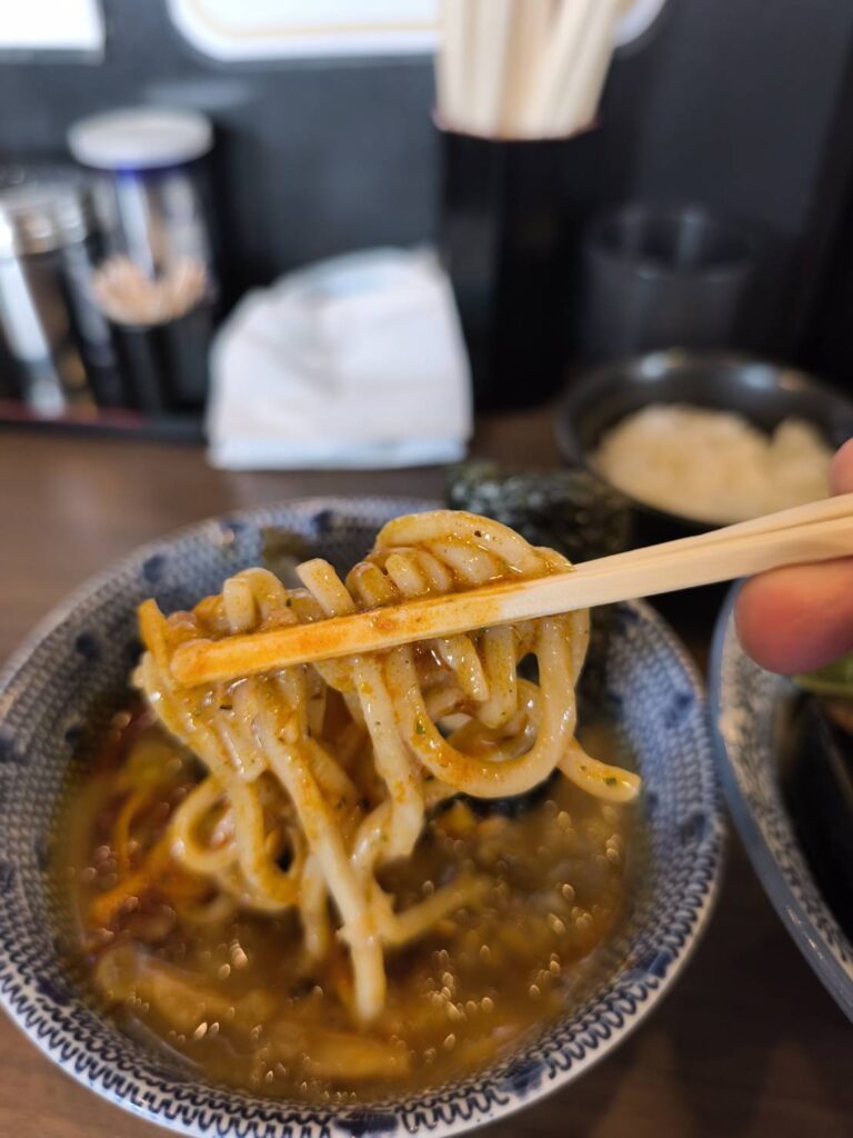 狼煙東大宮店の攻めすぎたカレーつけ麺の麺リフト