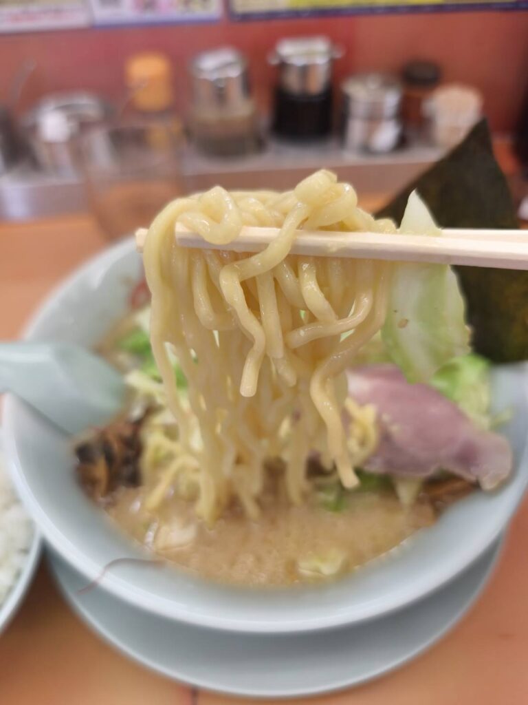 山岡家の限定濃厚白みそとんこつラーメンの麺リフト