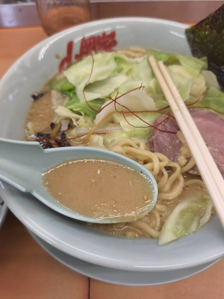 山岡家の限定濃厚白みそとんこつラーメンのスープ
