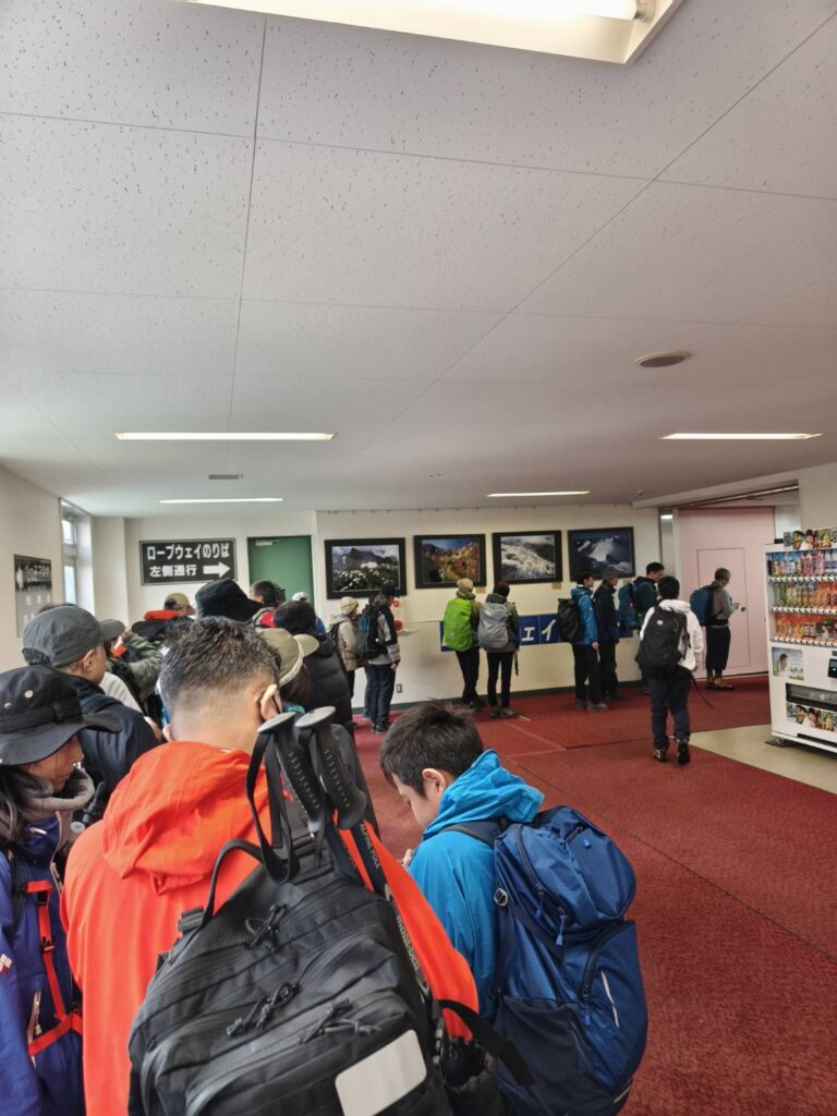 谷川岳ロープウェイの行列