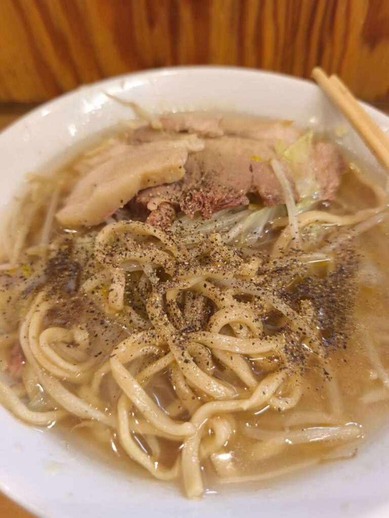 ラーメン二郎前橋千代田町店のラーメンにブラックペッパー