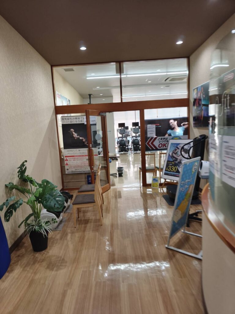 湯の道 利久 前橋南店内のフィットネスジム入口