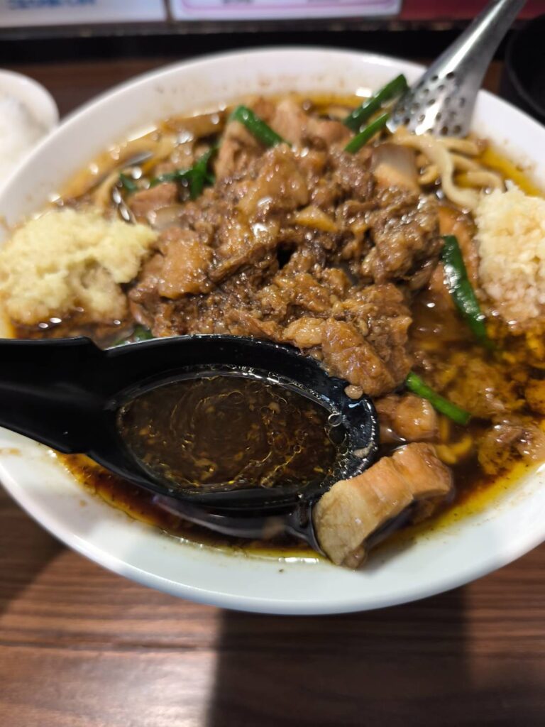 元祖スタミナ満点らーめん すず鬼 熊谷うえちゃん店のスタ満ソバのスープ