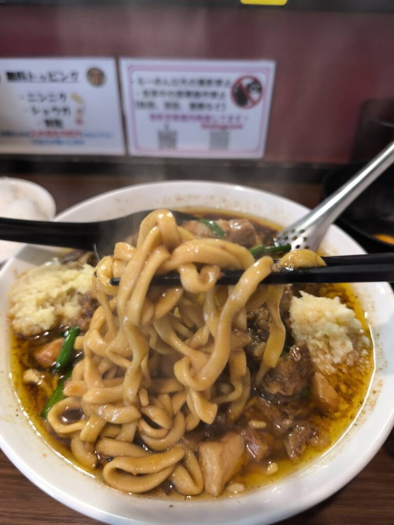 元祖スタミナ満点らーめん すず鬼 熊谷うえちゃん店のスタ満ソバの麺リフト