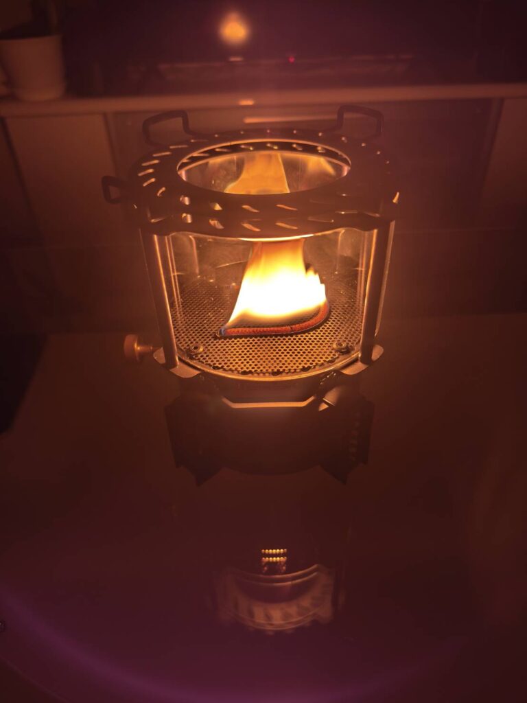 Soomloomの丸型アイロンストーブRONDOに点火