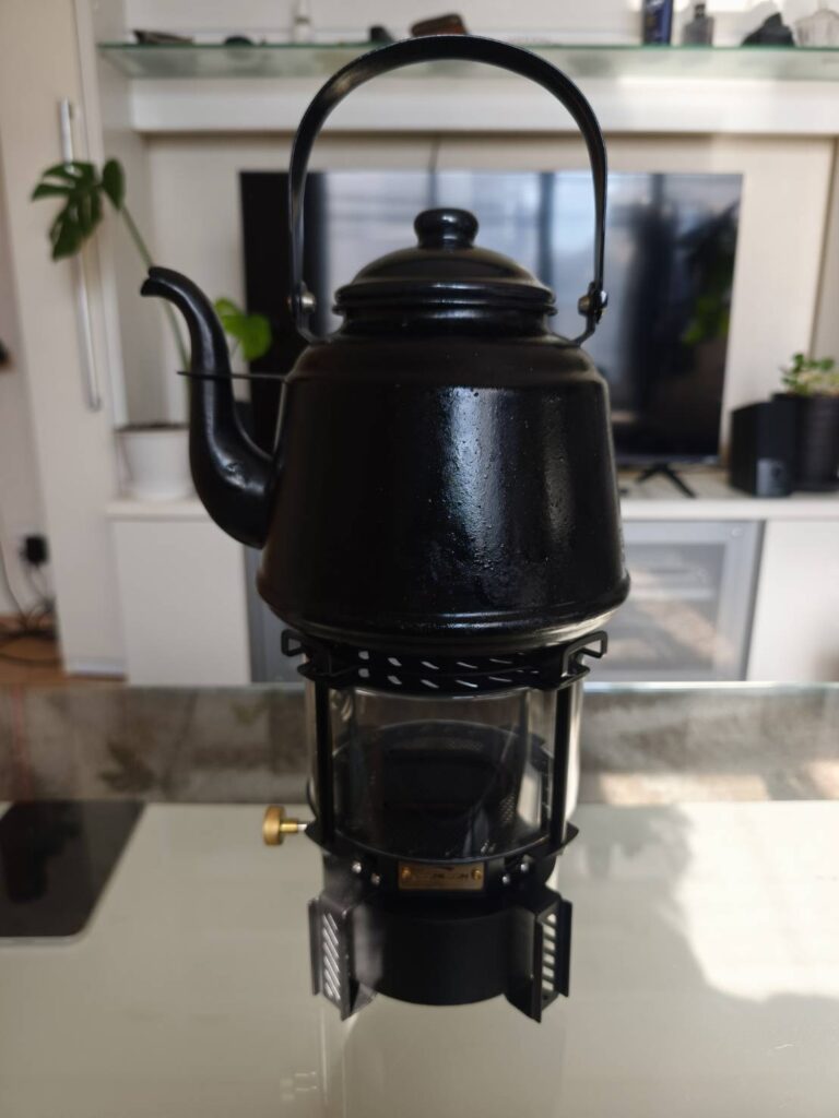 Soomloomの丸型アイロンストーブRONDOの上にヤカンを乗せた