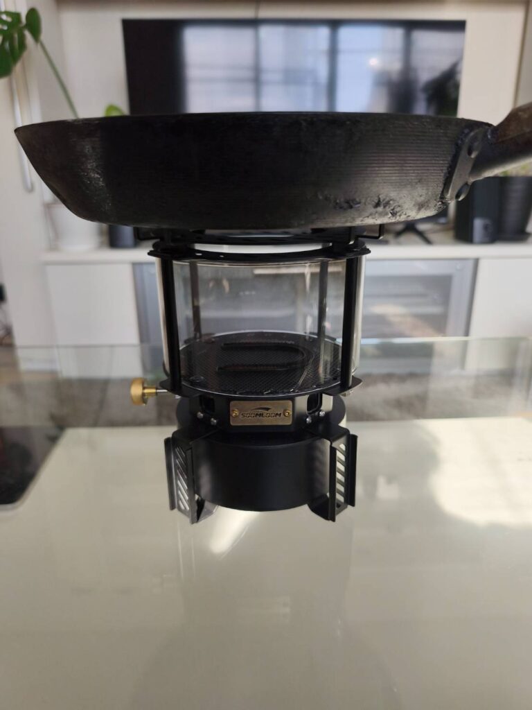 Soomloomの丸型アイロンストーブRONDOの上にフライパンを乗せた