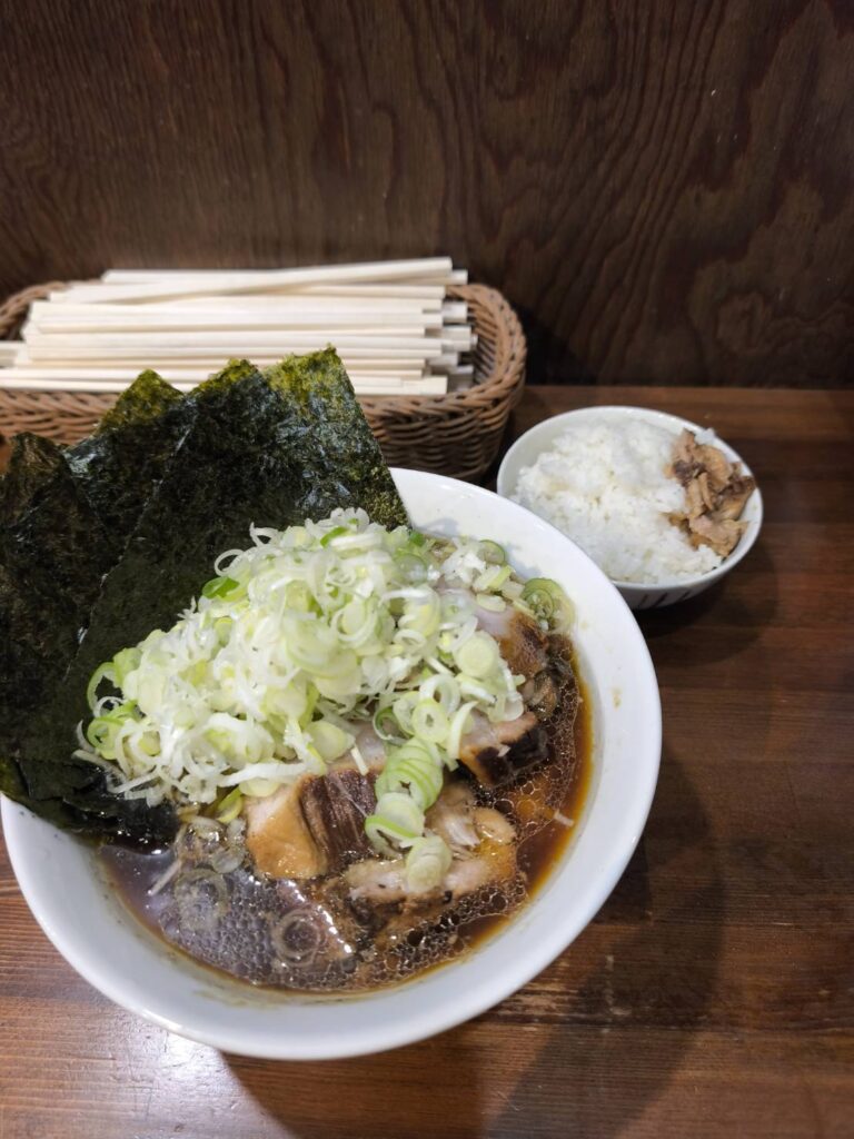 ラーメン花屋の大チャーシュー麺と小ライス