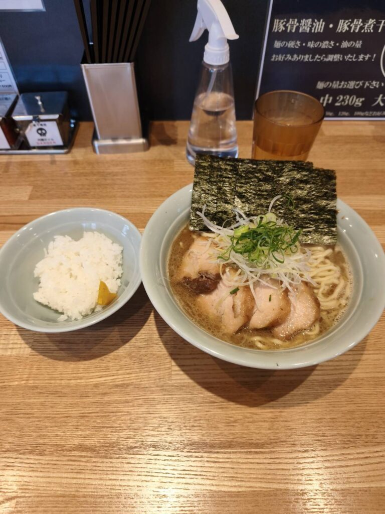 豚骨醤油 三輪のラーメンと半ライス