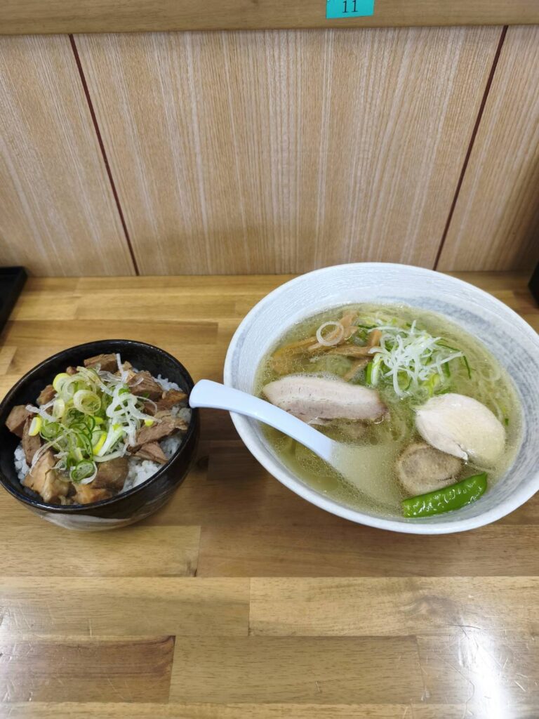 麺屋 鶏一匠の清湯(チンタン)ラーメンとチャーシュー丼