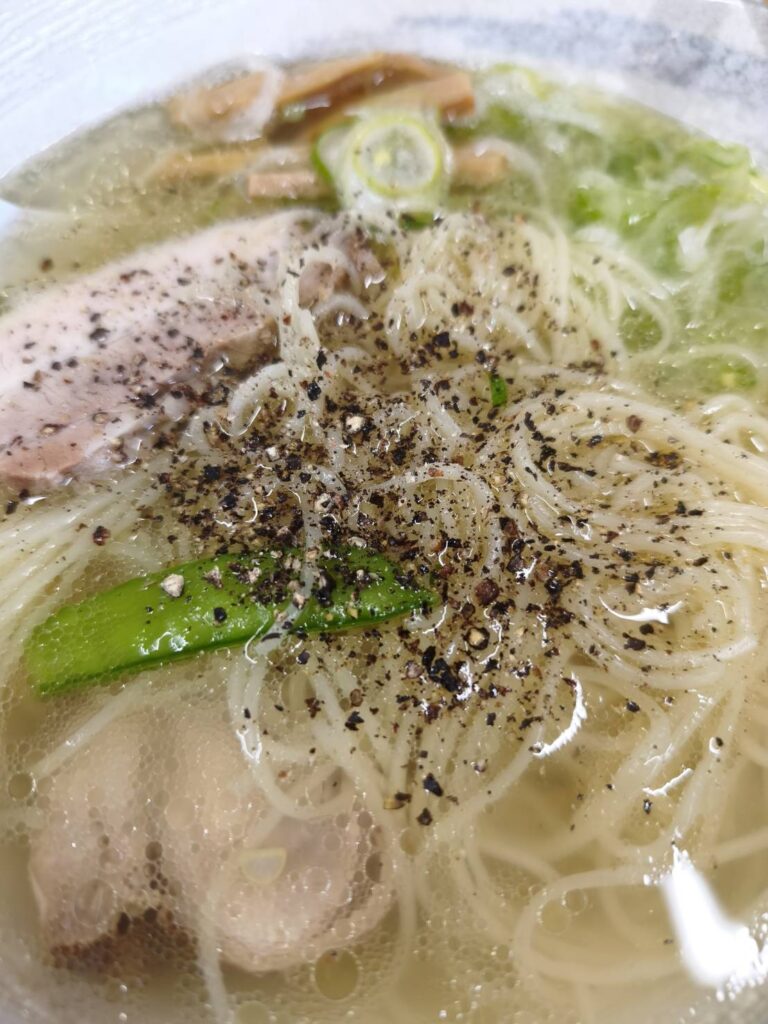 胡椒で味変した清湯(チンタン)ラーメン