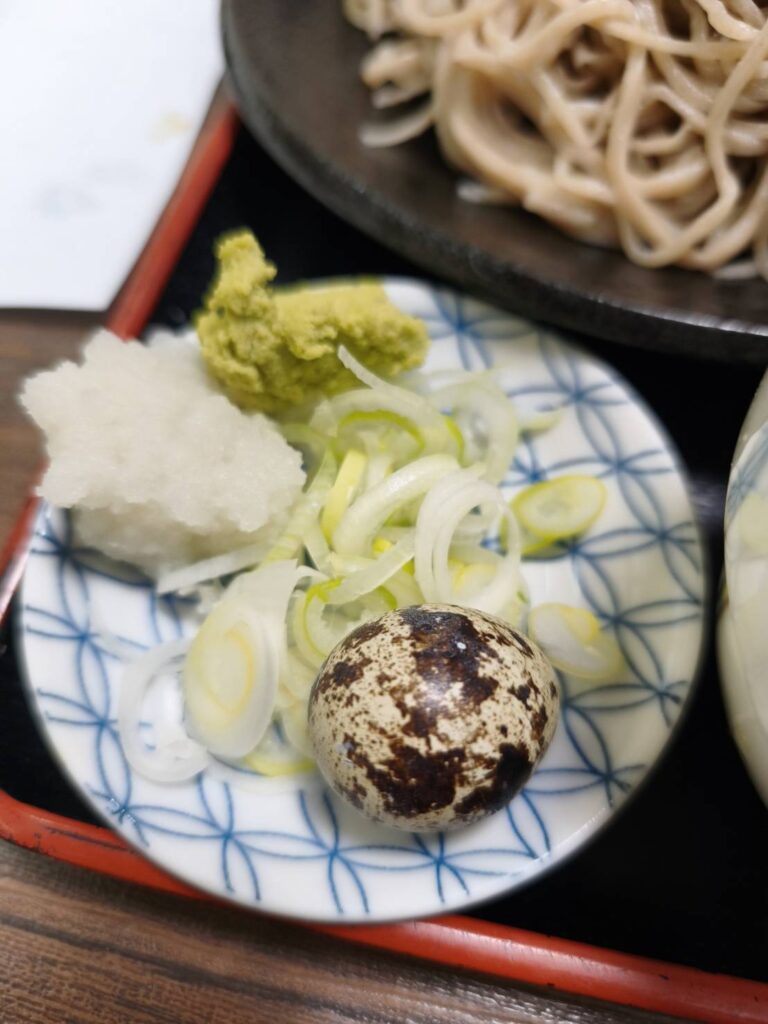 大宮 蕎麦屋 奥信州の薬味(ネギ、大根おろし、わさび、うずらの卵)