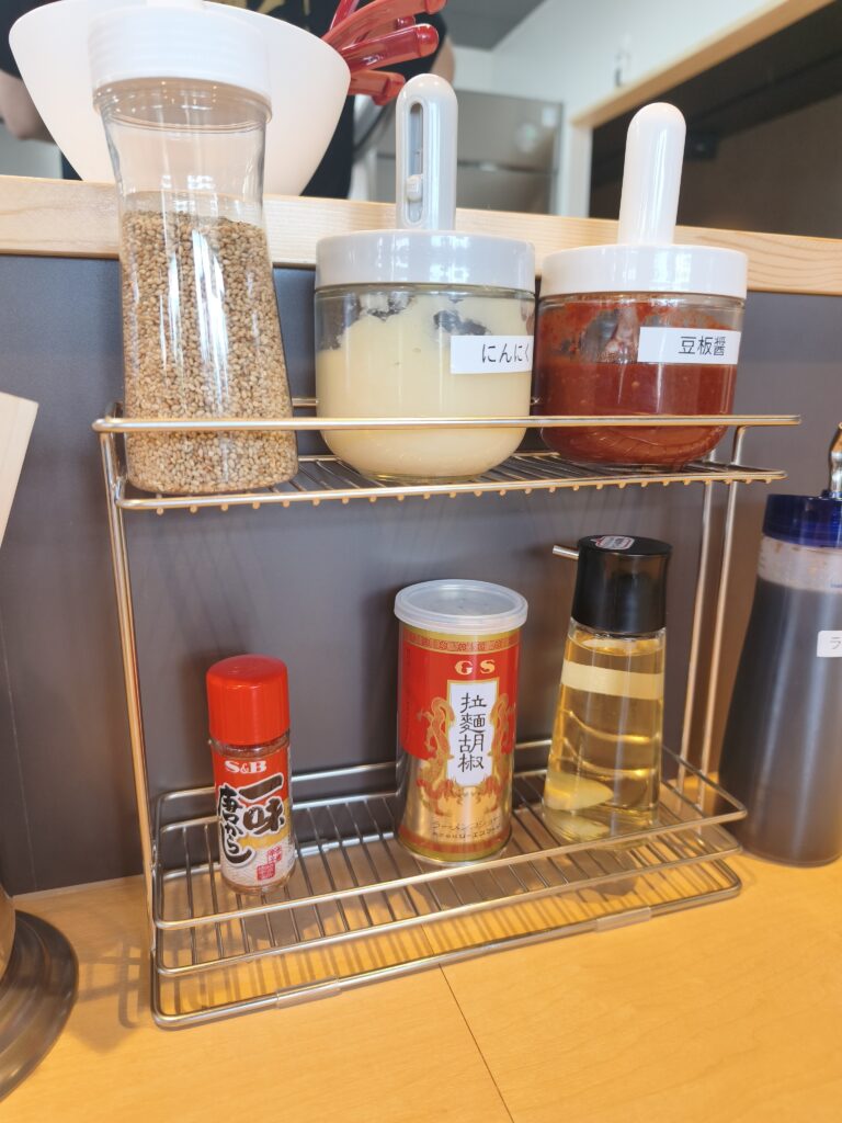 家系らーめん新山（しんざん）の卓上調味料