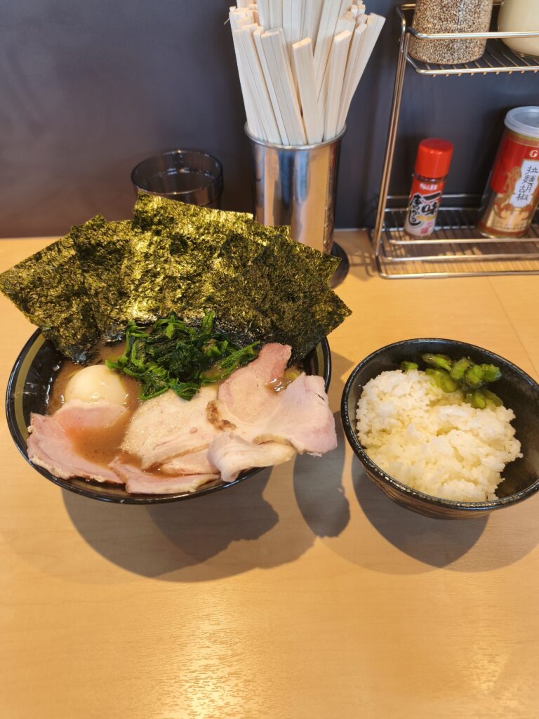 家系らーめん新山（しんざん）の特製濃厚らーめんとライス