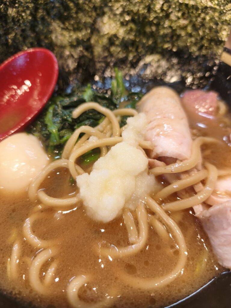 家系らーめん新山（しんざん）の濃厚らーめんににんにくで味変
