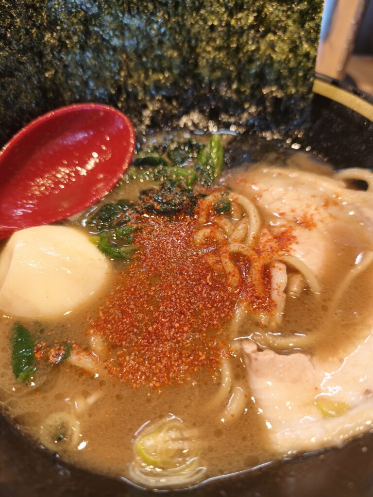 家系らーめん新山（しんざん）の濃厚らーめんに一味で味変