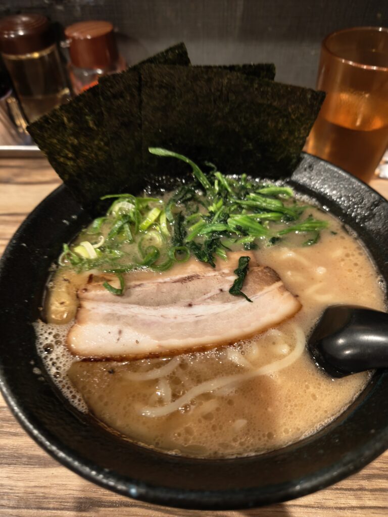 石川家大宮店の王道家系ラーメン。海苔、ほうれん草、チャーシューが美しく盛られた着丼の瞬間