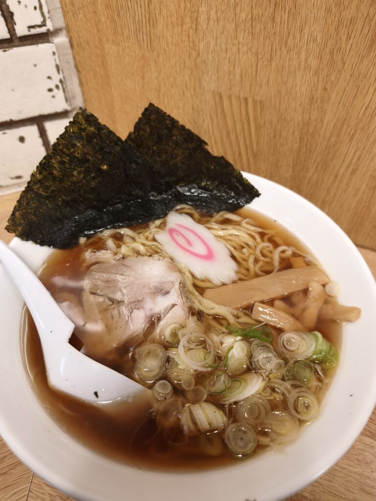 湯気を上げる「大宮駅そば」の佐野ラーメン大盛り