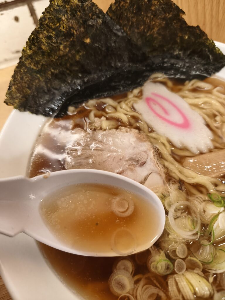 黄金色に輝く佐野ラーメンの澄んだ醤油スープ