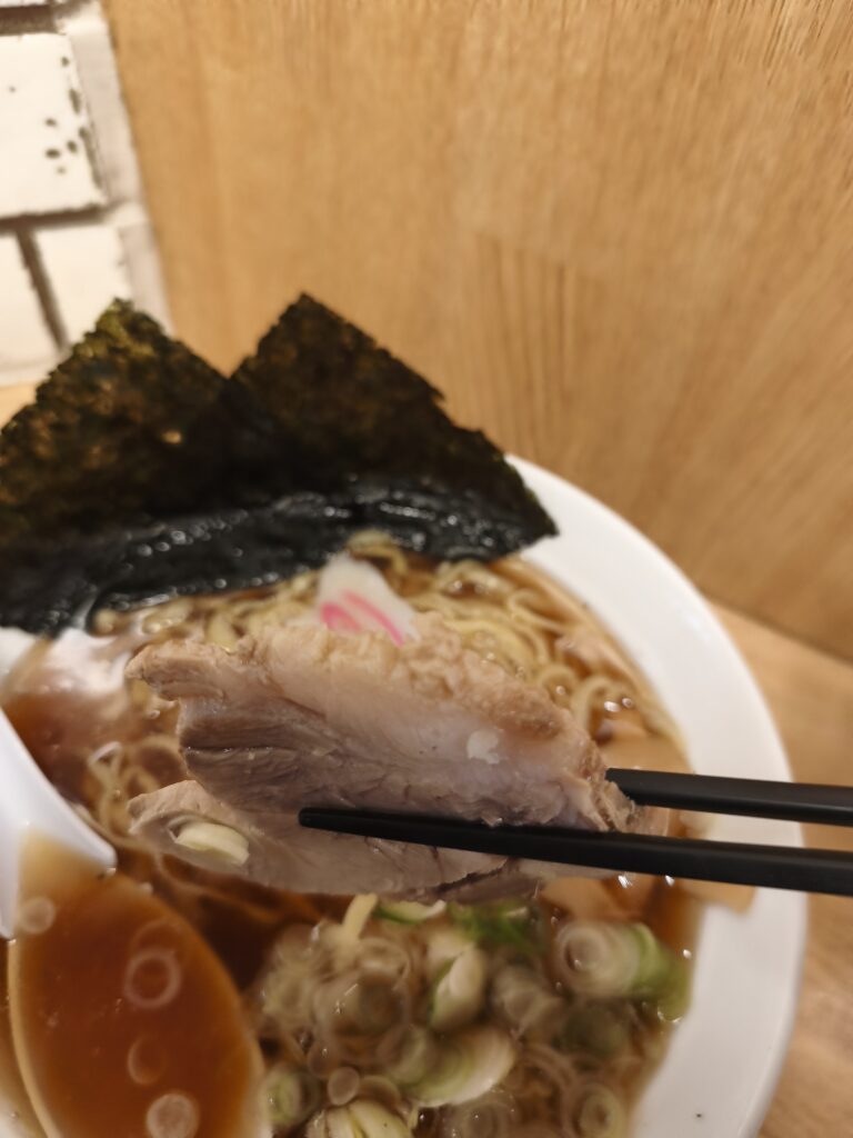 箸で持ち上げると崩れそうなほど柔らかいチャーシュー