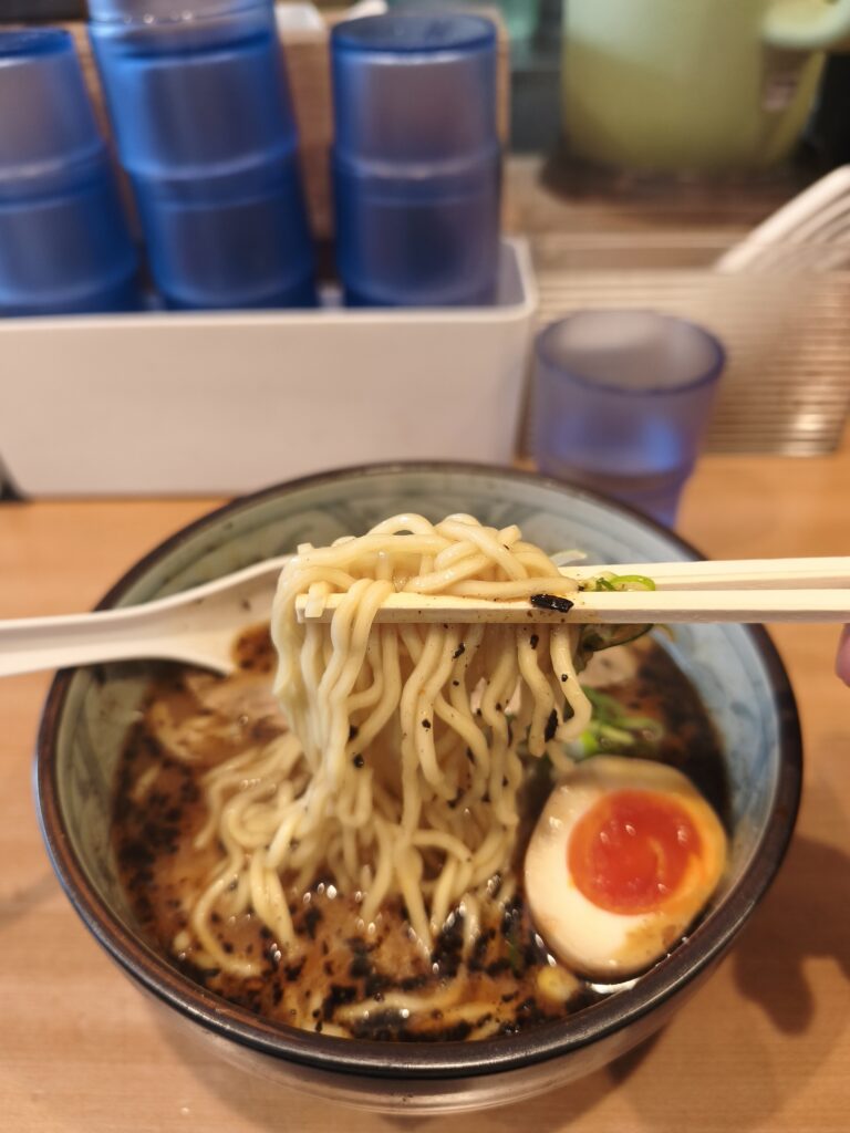 味噌ラーメンの麺リフト