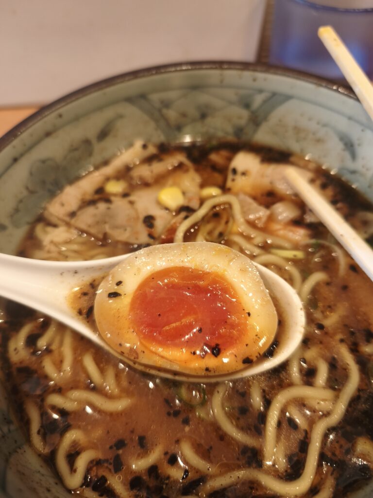 絶妙な半熟具合の煮卵